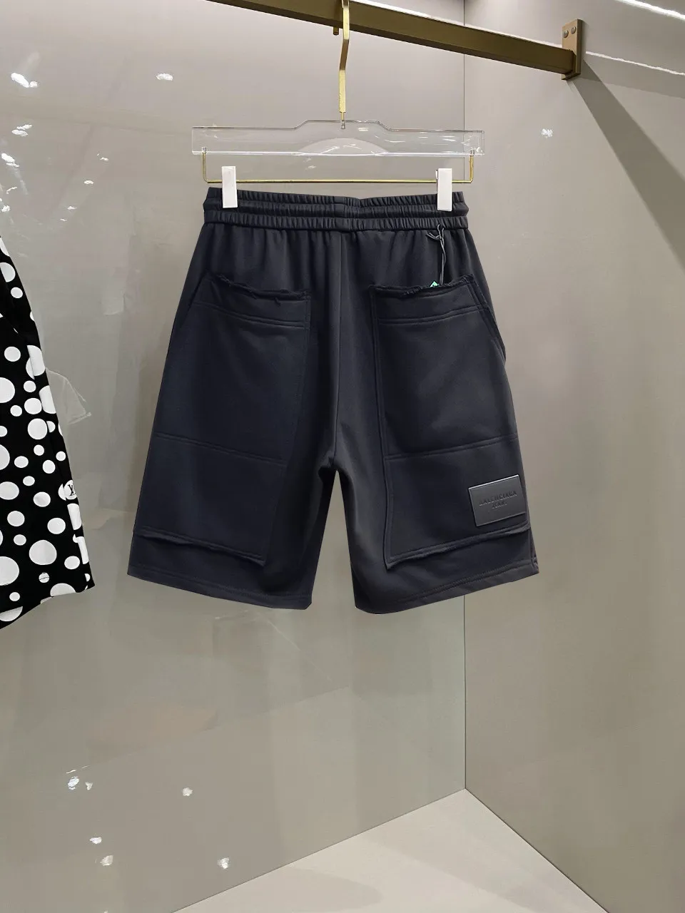 Balenciaga's three-standard complete 2026 summer New Arrival men's casual shorts, advanced custom-made Breathable fabric, Breathable fabric, extremely stretchy and comfortable, impeccable details, top-grade accessories, original logo design concept, delicate and soft feel! The upper body fit is awesome! Size: M-XXXL Please state your height and weight when ordering